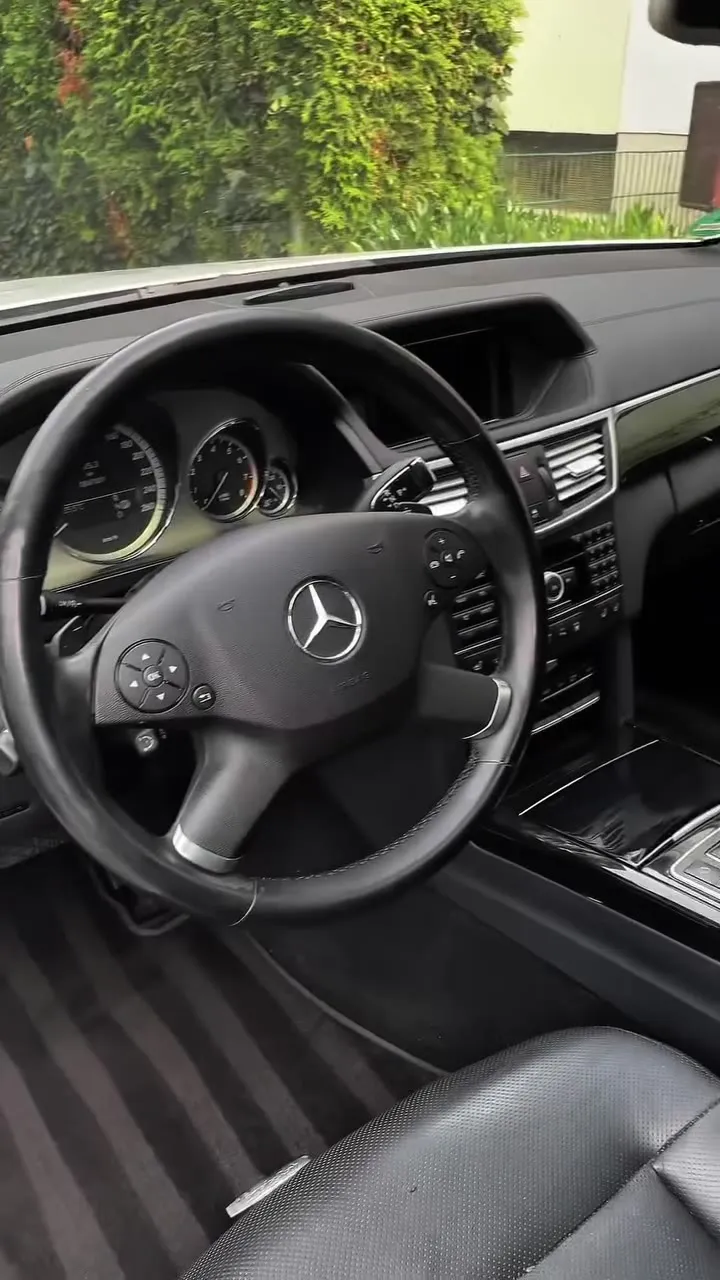 Cockpit einer Mercedes E-Klasse
